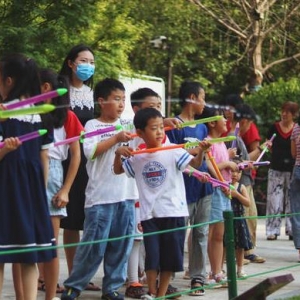 肝炎科普进社区 萌娃们举水枪“消灭乙肝病毒”