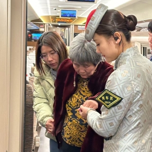 济南客运段高铁一队高5组G382次列车长李晴用心为旅客服务